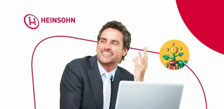 hombre con laptop