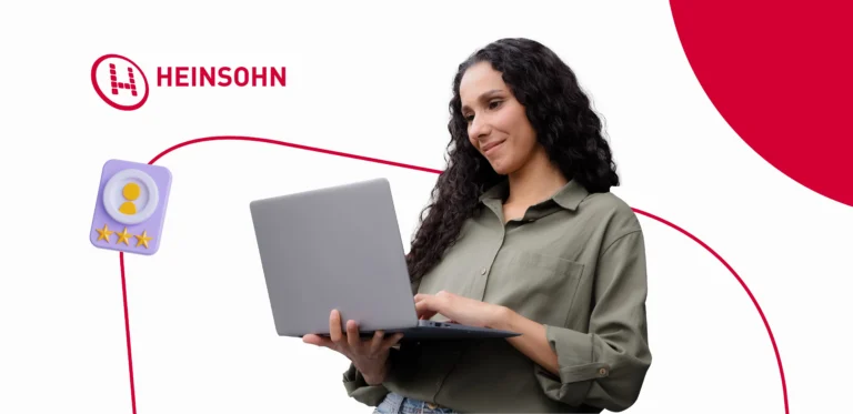 mujer de negocios sosteniendo computador