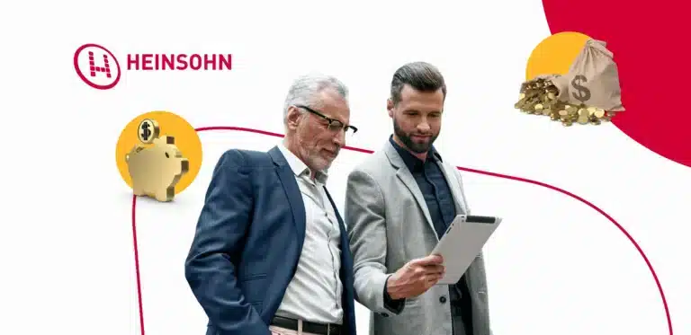 dos hombres sosteniendo una tableta