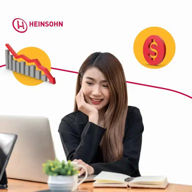 mujer sonriendo observando computador