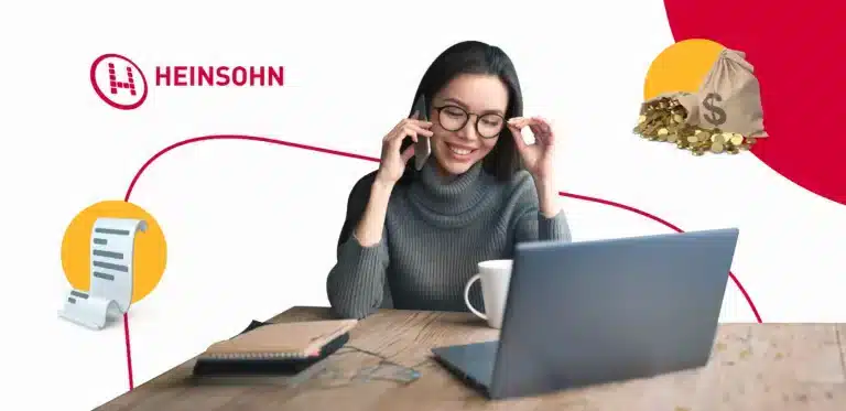mujer hablando por telefono sonriendo